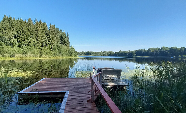 Озеро. Пристань. Катамаран