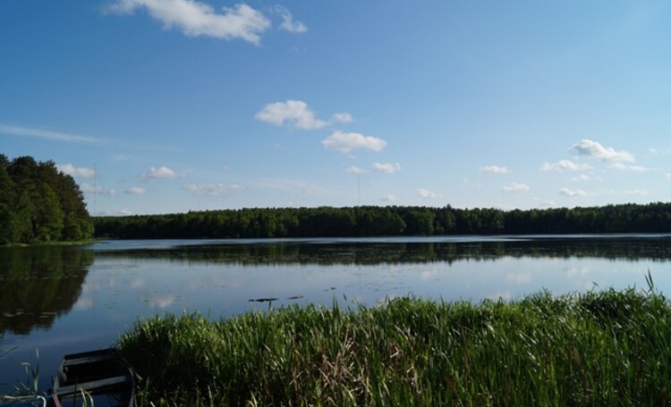 Можно искупаться в чистом озере, либо порыбачить с берега.